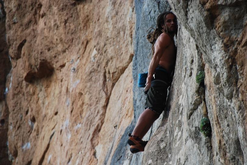 Hannes finding a no-hands rest on his 7b+